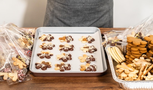 Embalagem de biscoitos festivos com delicias de Natal com ponta de chocolate