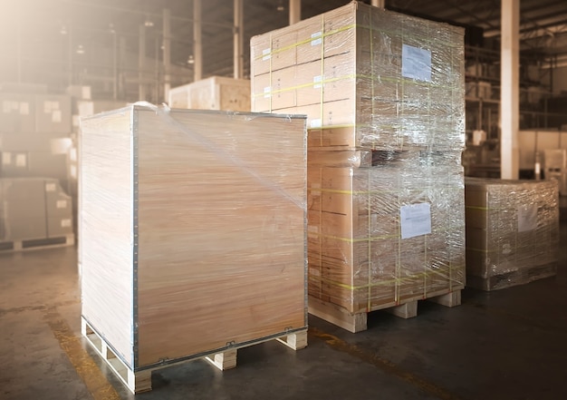 Embalagem de caixas de plástico embrulhado em paletes no armazém de armazenamento Transporte Logística do armazém