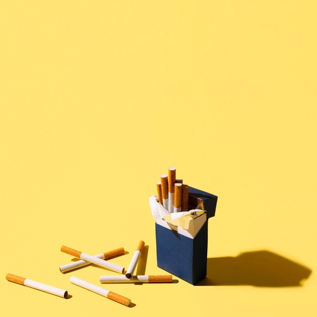 Foto embalagem de cigarros fundo amarelo