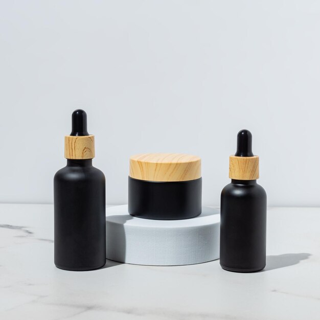 Embalagem de cosméticos Conjunto de diferentes garrafas cosméticas de creme ou soro em um pódio branco Embalagem em branco Conceito de produto de spa de beleza natural Mockup de beleza