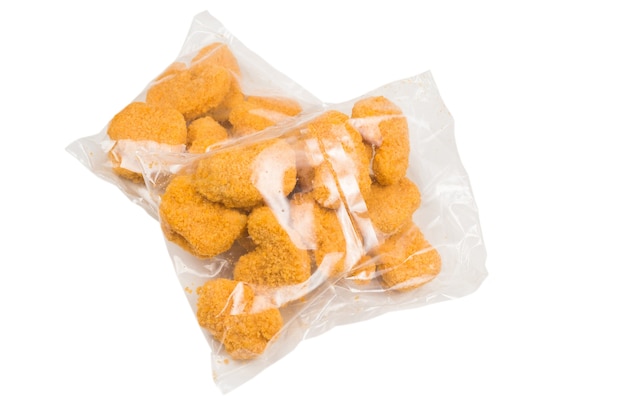 Embalagem de nuggets saborosos isolados no branco