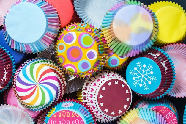 Embalagem de papel de cupcakes coloridos