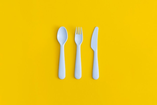 Embalagem plástica de alimentos em fundo amarelo. Conceito de reciclagem de plástico e ecologia.