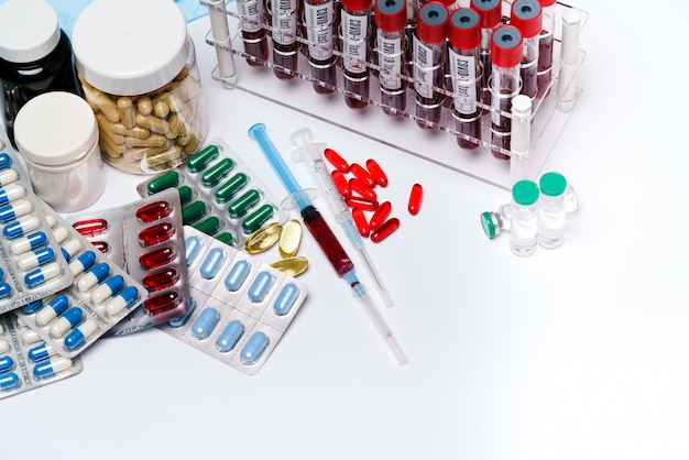 Embalagens de comprimidos e cápsulas de medicamentos e tubos de análise de sangue