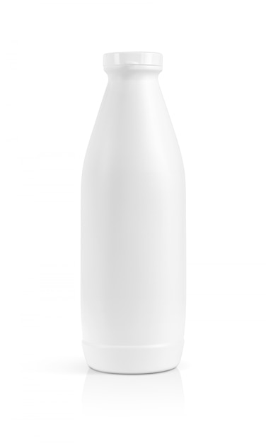 Embalaje en blanco bebida botella de plástico aislada