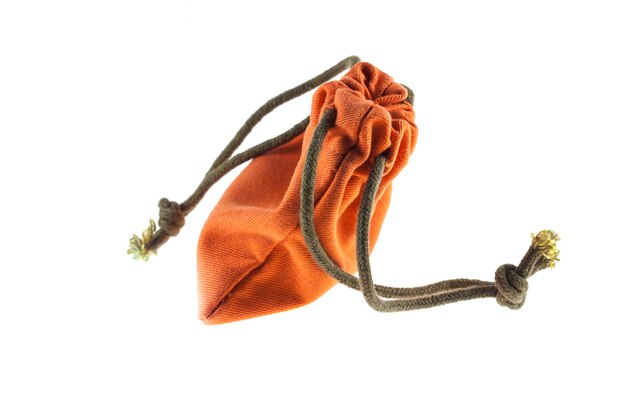 Embalaje de bolsa con cordón naranja sobre fondo blanco.