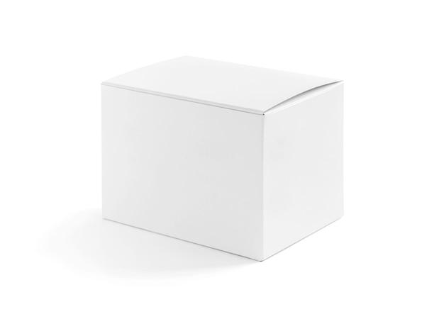 Embalaje caja de cartón blanco aislado en blanco