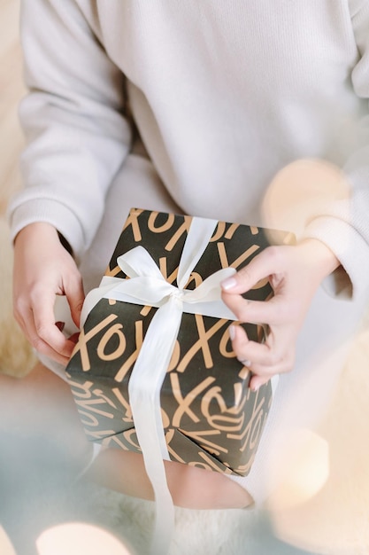 Embalaje de caja de regalo de Navidad. Cintas y papel de regalo de Navidad. Mujer empaca regalos