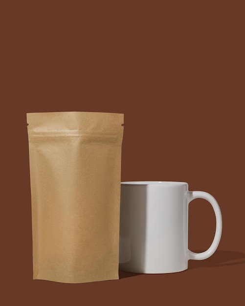 Embalaje de cartón marrón para café y taza Maqueta de marca y embalaje para bocadillos de té y café sobre un fondo marrón