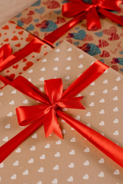 Embalaje festivo para celebración de cumpleaños Regalos con lazo rojo para fiesta y cinta de seda para fiesta