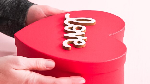 Embalaje de galletas de azúcar en forma de corazón decoradas con glaseado real en la caja de regalo.