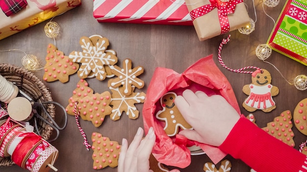 Embalaje de galletas de jengibre caseras tradicionales como obsequio de comida.