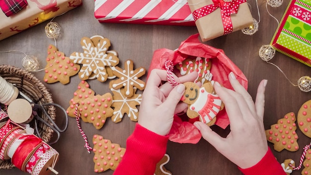 Embalaje de galletas de jengibre caseras tradicionales como obsequio de comida.