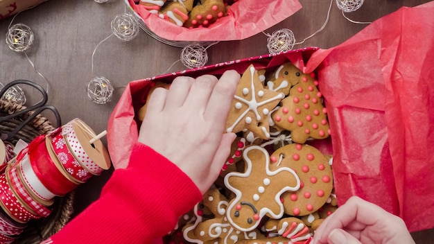 Embalaje de galletas de jengibre caseras tradicionales como obsequio de comida.