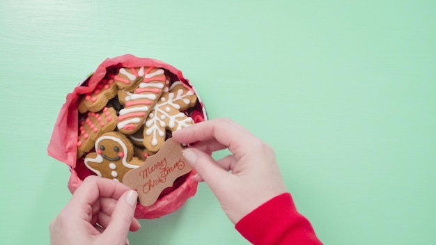 Embalaje de galletas de jengibre caseras tradicionales como obsequio de comida.