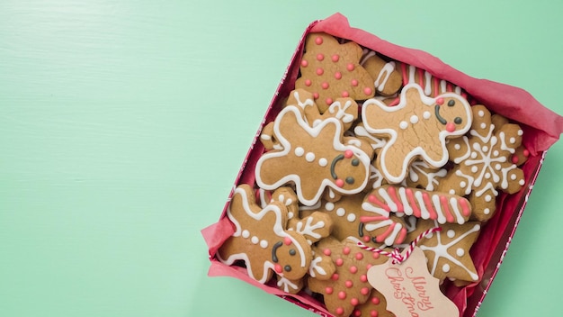 Embalaje de galletas de jengibre caseras tradicionales como obsequio de comida.