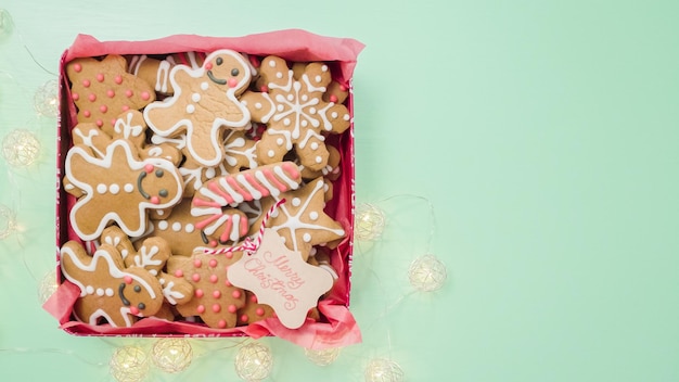 Embalaje de galletas de jengibre caseras tradicionales como obsequio de comida.