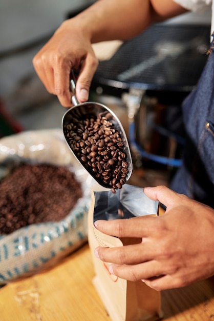 Embalaje de granos de café en la tienda