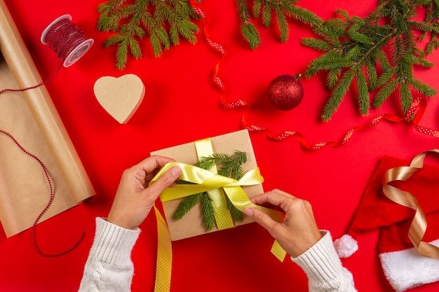 Embalaje de manos de mujer, envolviendo regalos de Navidad