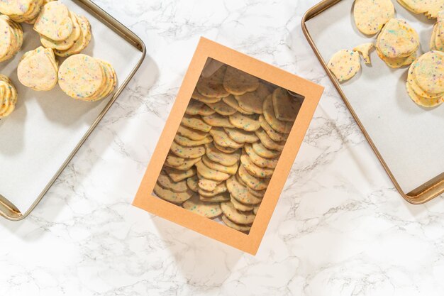 Foto embalando biscoitos de açúcar polvilhados em caixas