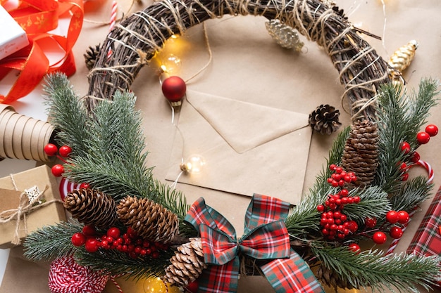 Embale um presente para o Natal e o ano novo em cones de papel kraft, tesoura, fita, etiquetas, com simulação de decoração natural feita à mão, faça você mesmo, clima festivo, fundo flatlay