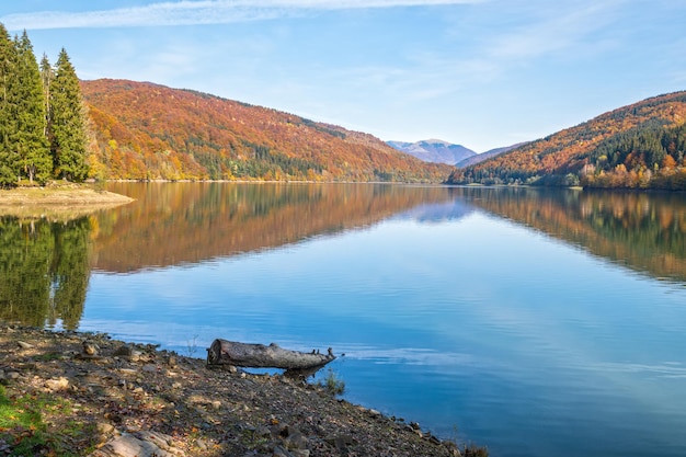 Embalse de agua de Vilshany en el río Tereblya Transcarpacia Ucrania Pintoresco lago con reflejo de nubes Hermoso día de otoño en las montañas de los Cárpatos