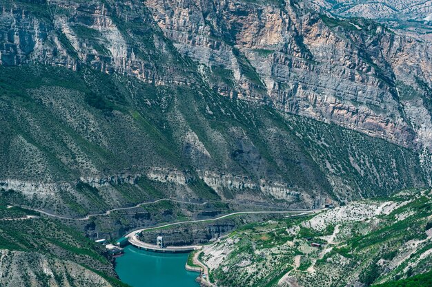 Embalse en un cañón de montaña y la parte superior de la represa de arco de una central hidroeléctrica