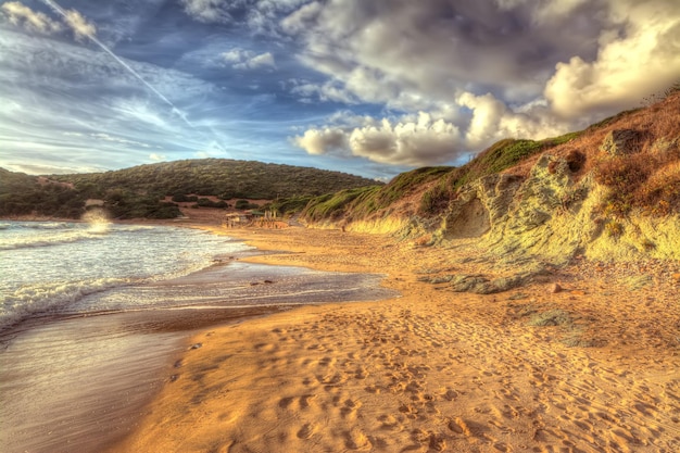 Embalse de HDR en la playa de Poglina Cerdeña