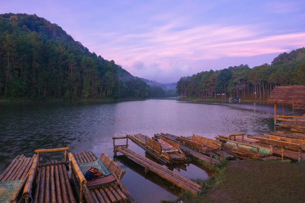 Embalse hermoso de Pang Ung por la mañana, Mae Hong Son, Tailandia