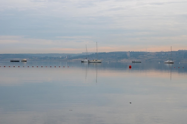 Foto el embalse marítimo de tbilisi y los barcos con velas desinfladas