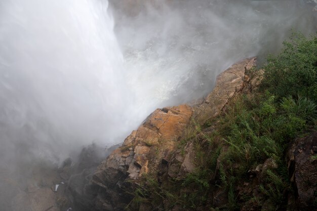 El embalse en la montaña profunda comenzó a descargar la inundación.