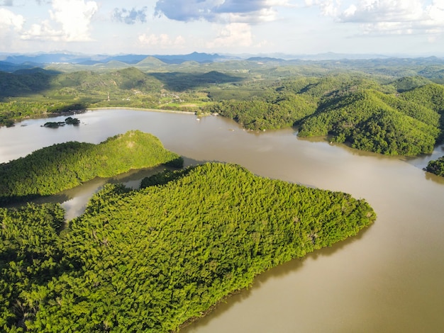 Embalse, vista aérea río bosque naturaleza bosque área verde árbol, vista superior río laguna estanque agua desde arriba, isla verde bosque hermoso ambiente fresco paisaje junglas lago