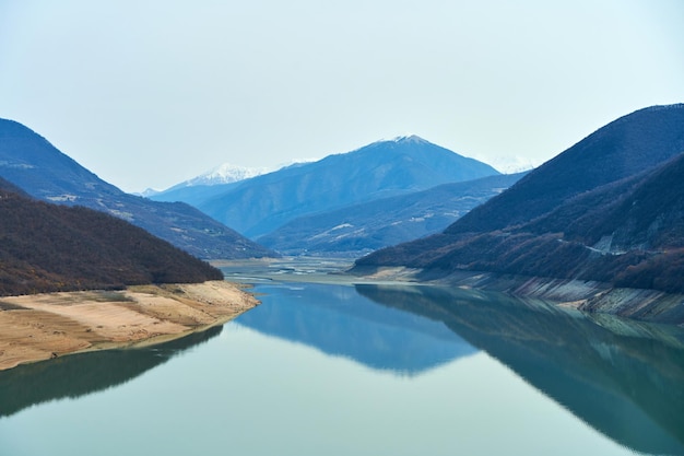 Embalse de Zhinvali en las montañas de Georgia. Agua azul sobre un fondo de montañas.