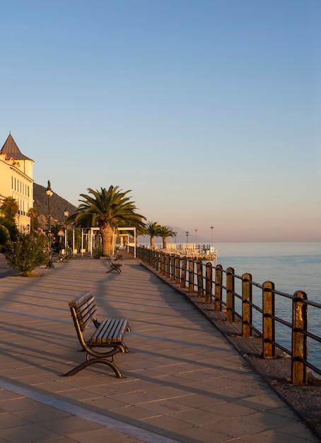 Embankme al atardecer en el balneario griego Loutra Edipsou en la isla Evia en el Mar Egeo en Grecia