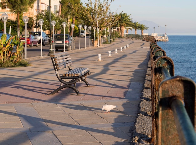 Embankme ao pôr do sol no spa grego Loutra Edipsou na ilha Evia no Mar Egeu na Grécia