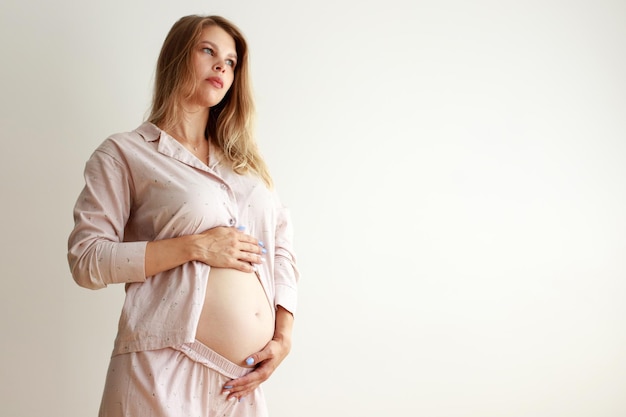 Embarazada feliz madre acariciando su vientre Mujer manos tocando su barriga esperando niño Preparación para el parto Chica gran barriga embarazo avanzado