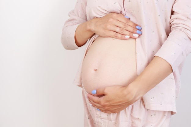 Embarazada futura madre acariciando su vientre Mujer manos tocando su barriga esperando niño Chica gran barriga embarazo avanzado