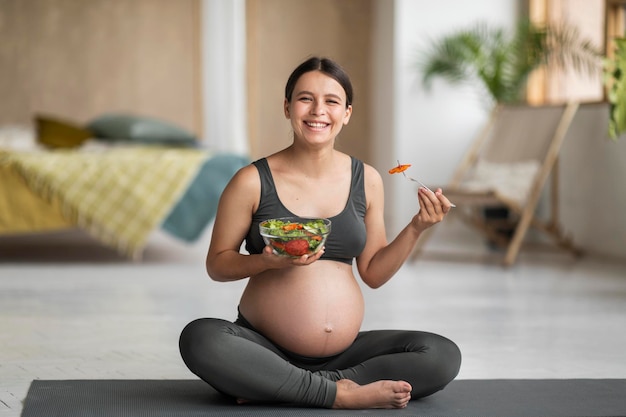 Embarazo Dieta Feliz Mujer Joven Embarazada Comiendo Ensalada De Verduras Frescas En Casa