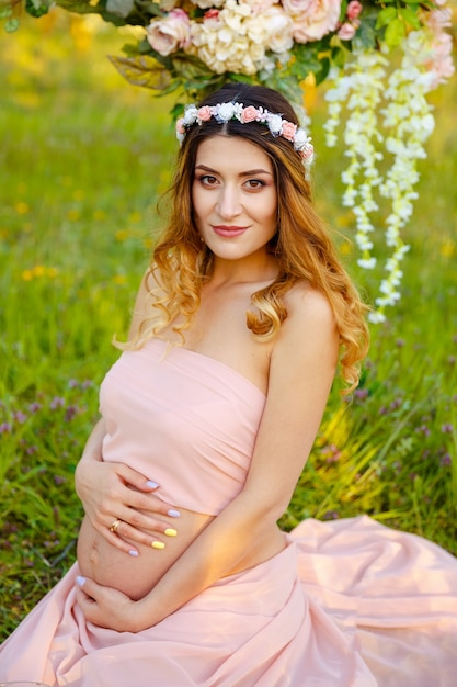 Embarazo de maternidad eco estilo de vida sostenible mujer en el parque