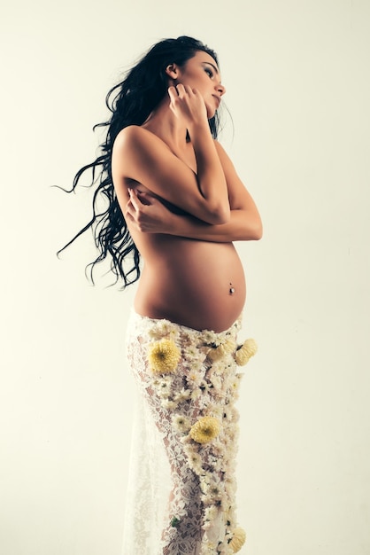 Embarazo Maternidad preparación vida expectativa de nacimiento Amor mujer salud niña con gran barriga hermosa mujer embarazada en falda de flores de primavera futura madre tener bebé dentro amo a mi bebé