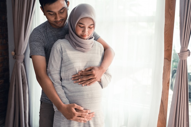 Embarazo mujer musulmana con esposo