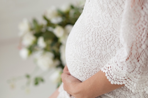 embarazo panza grande en un vestido blanco