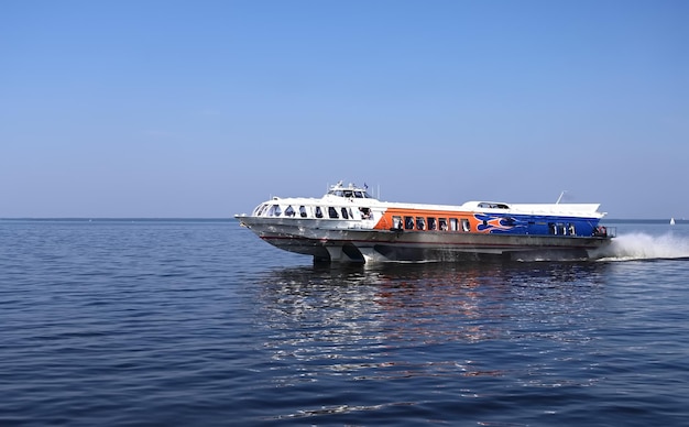 Embarcação marítima no rio perto do turismo da cidade