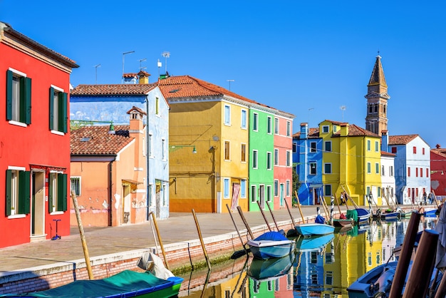 Embarcaciones estacionadas cerca del canal de Venecia