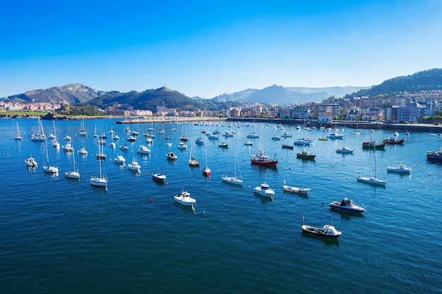 Embarcaciones en el puerto de Castro Urdiales. Castro Urdiales es una pequeña ciudad de la región de Cantabria en el norte de España.