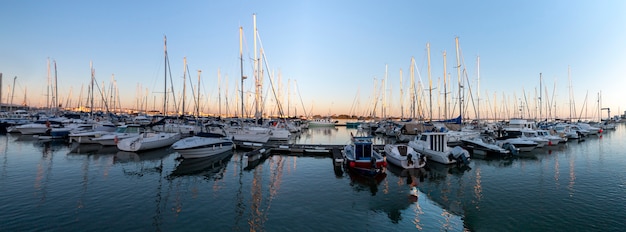 Embarcaciones de recreo ancladas en muelles.