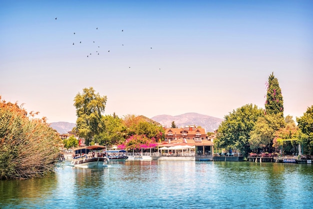 Foto embarcaciones de recreo en el río río dalyan lycian tumbas mar mediterráneo marmaris turquía