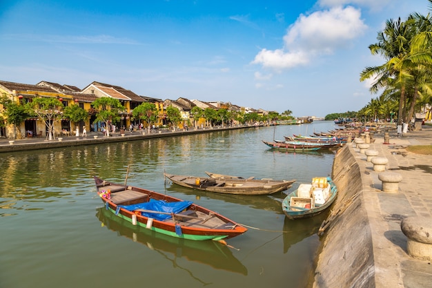 Embarcaciones tradicionales en Hoi An, Vietnam