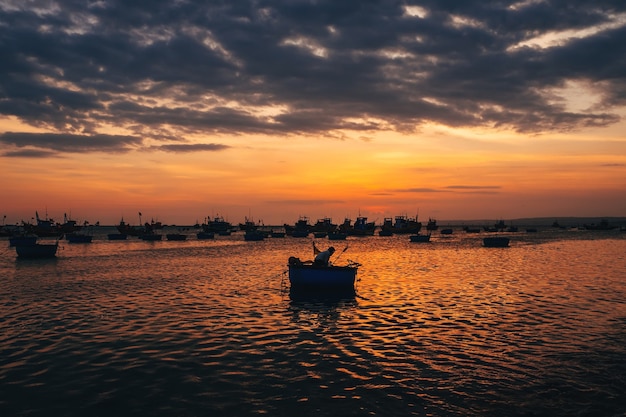 Embarcaciones tradicionales para la pesca en el mar en Vietnam