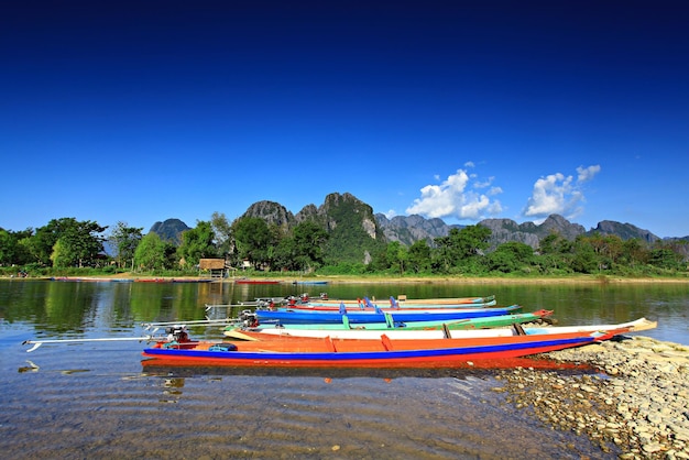 Embarcaciones tradicionales en el río Nam Song en Vang Vieng Laos